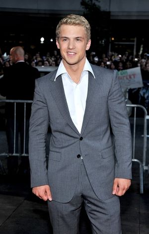 Freddie Stroma Photo