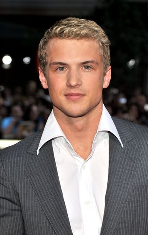 Freddie Stroma Photo
