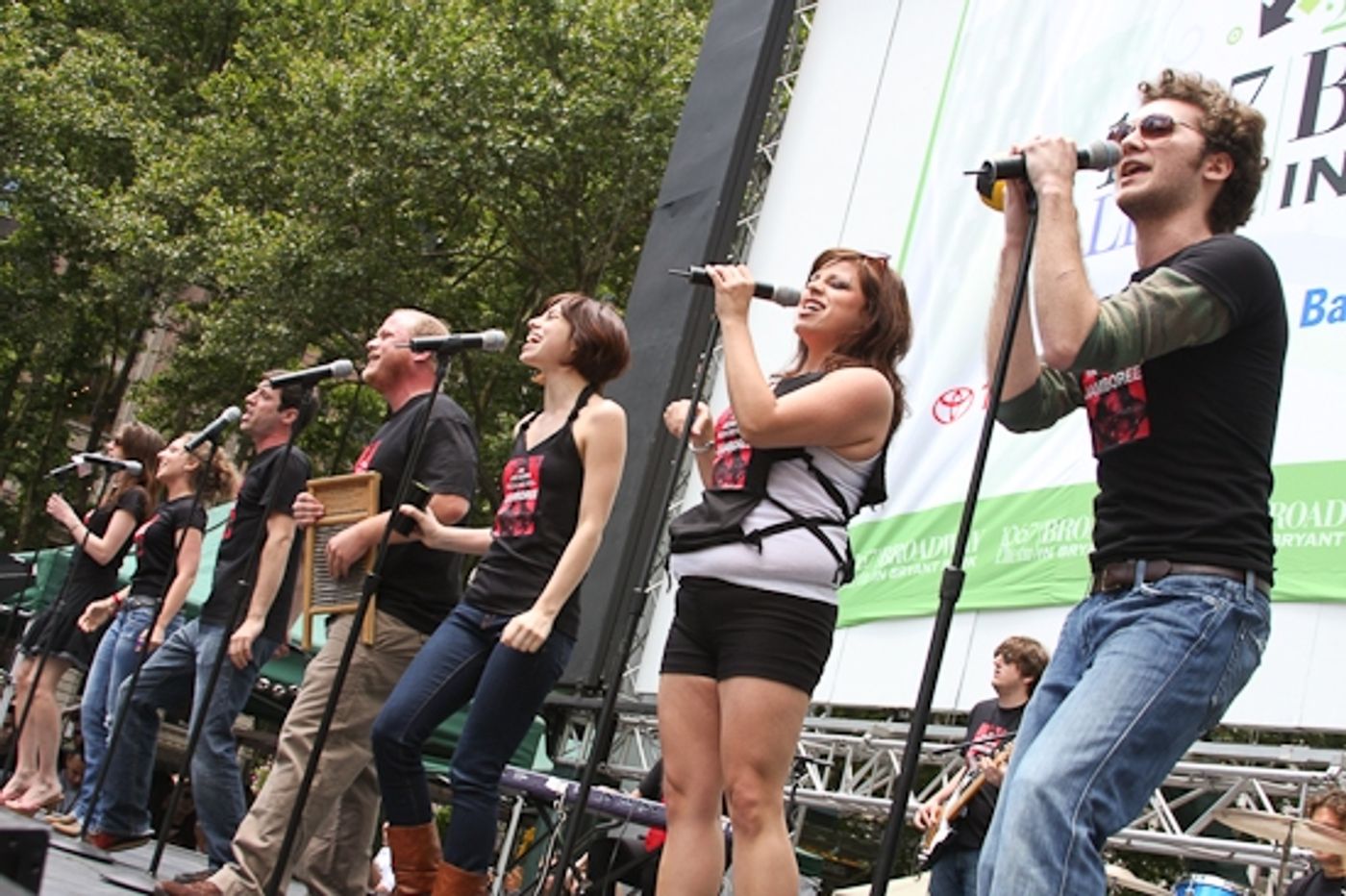 Photo Coverage: '106.7 Lite Fm Presents BROADWAY IN BRYANT PARK 2009' Begins Performances!  Image