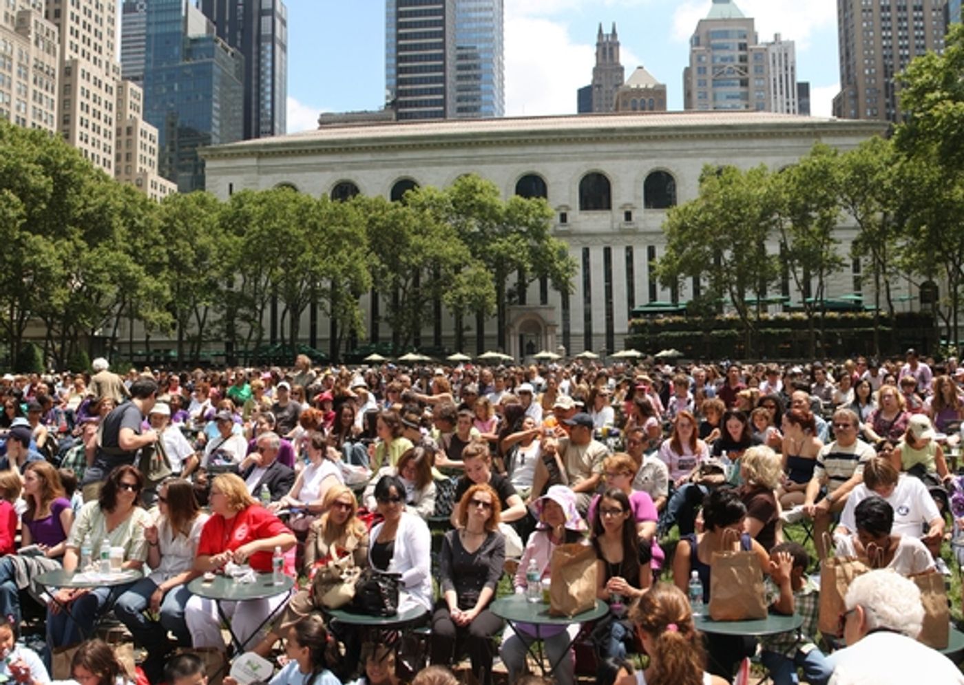 Photo Coverage: '106.7 Lite Fm Presents BROADWAY IN BRYANT PARK 2009' Begins Performances!  Image