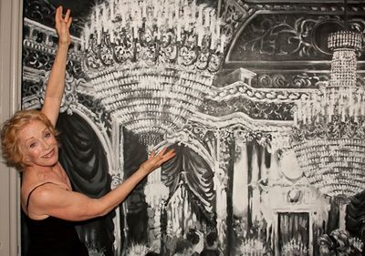 Holland Taylor shows off the decor Photo