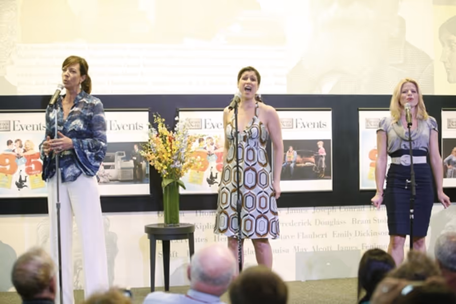 Photo Coverage: '9 To 5: THE MUSICAL' Celebrates At Barnes and Noble - The Performance! Image