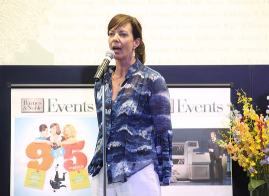 Photo Coverage: '9 To 5: THE MUSICAL' Celebrates At Barnes and Noble - The Performance! Image