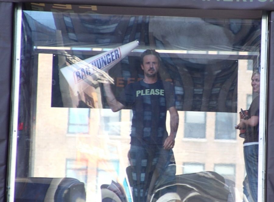 Photo Coverage: David Arquette Promotes The 'BAR HUNGER Campaign' Image