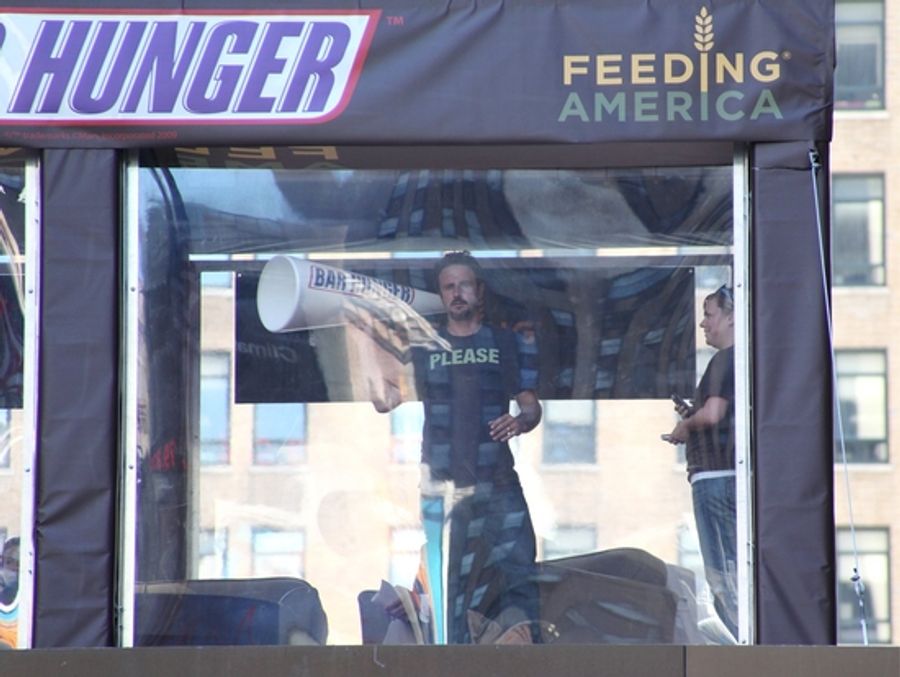 Photo Coverage: David Arquette Promotes The 'BAR HUNGER Campaign' Image