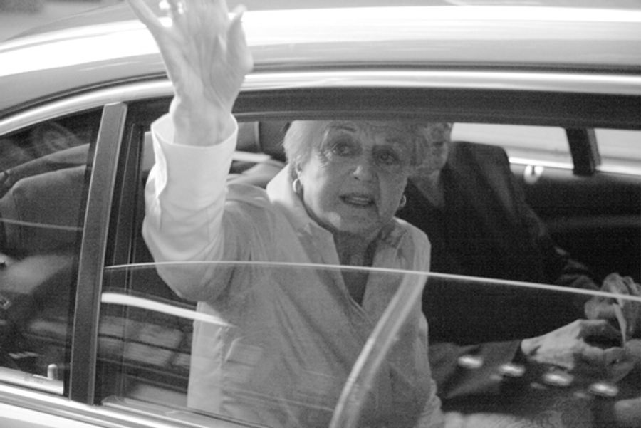 Photo Coverage: Angela Lansbury After Her Final 'BLITHE SPIRIT' Performance  Image