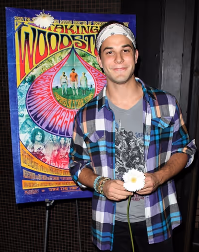 Skylar Astin Photo