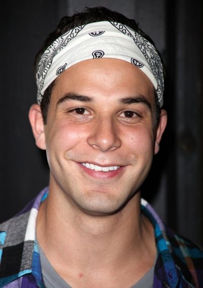 Skylar Astin Photo