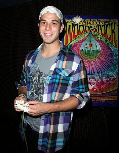 Skylar Astin Photo