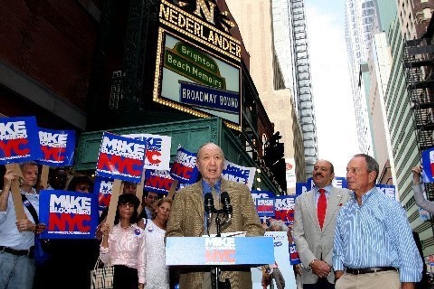 Photo Flash: Neil Simon Endorses Mayor Bloomberg  Image