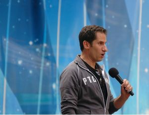 Seth Rudesky-Leads the crowd in a sing a long of Seasons Of Love Photo