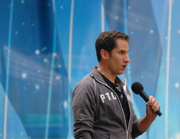 Seth Rudesky-Leads the crowd in a sing a long of Seasons Of Love Photo