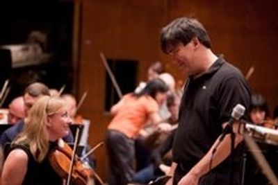 Music Director Alan Gilbert shares a moment with Principal Viola Cynthia Phelps befor Photo