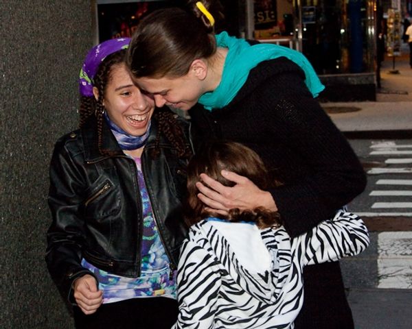 Sutton Foster with Hannah Beatt and Laura Laureano Photo