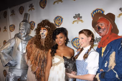 Ashanti with the Wizard of OZ performers Photo