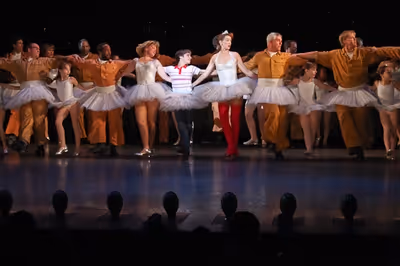 Kiril Kulish, Haydn Gwynne, Gregory Jbara and the Billy Elliot cast Photo