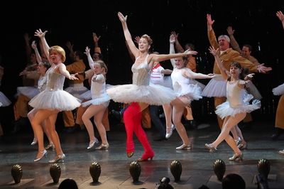 Kiril Kulish, Haydn Gwynne, Gregory Jbara and the Billy Elliot cast Photo
