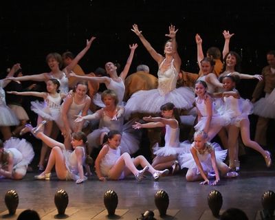 Haydn Gwynne, Gregory Jbara and the Billy Elliot cast Photo