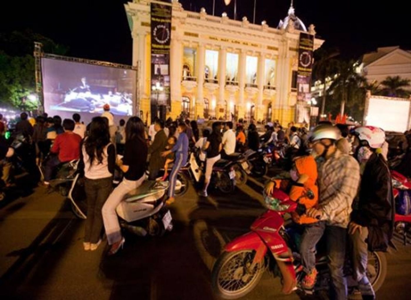 Photo Flash: NY Philharmonic Makes Its Debut in Vietnam Photo Flash: NY Philharmonic Makes Its Debut in Vietnam Image