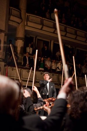 The New York Philharmonic and the Vietnamese audience rise as Music Director Alan Gilbert conducts @ BroadwayWorld The New York Philharmonic and the Vietnamese audience rise as Music Director Alan Gil Photo