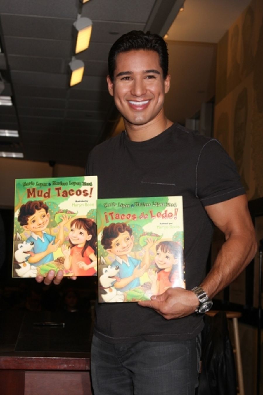 Photo Flash: Mario Lopez Celebrates 'Mud Tacos' at Barnes & Noble Image