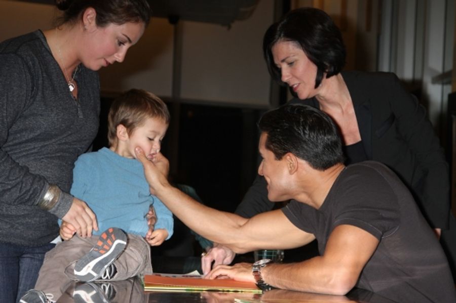 Photo Flash: Mario Lopez Celebrates 'Mud Tacos' at Barnes & Noble Image
