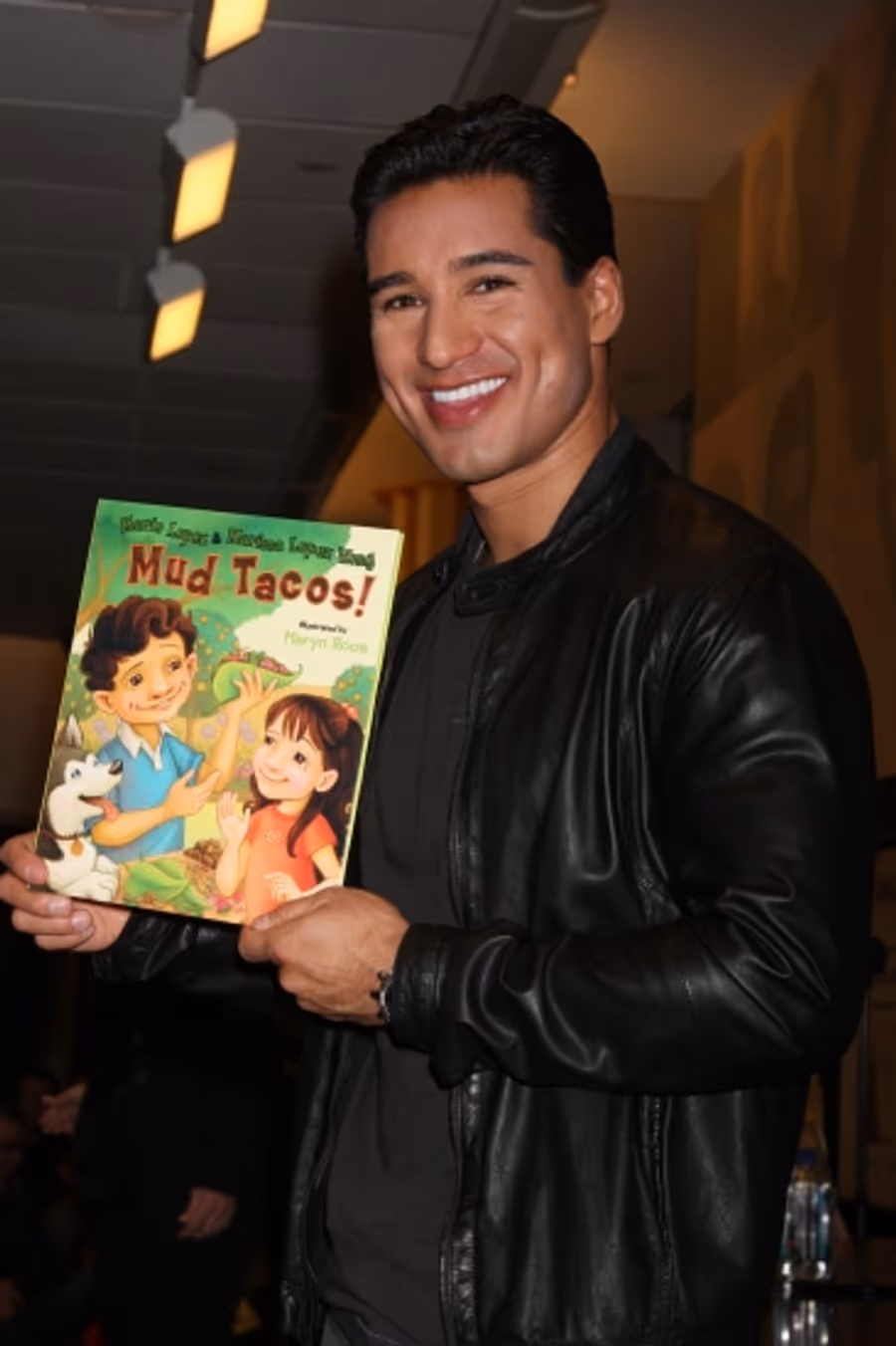 Photo Flash: Mario Lopez Celebrates 'Mud Tacos' at Barnes & Noble Image