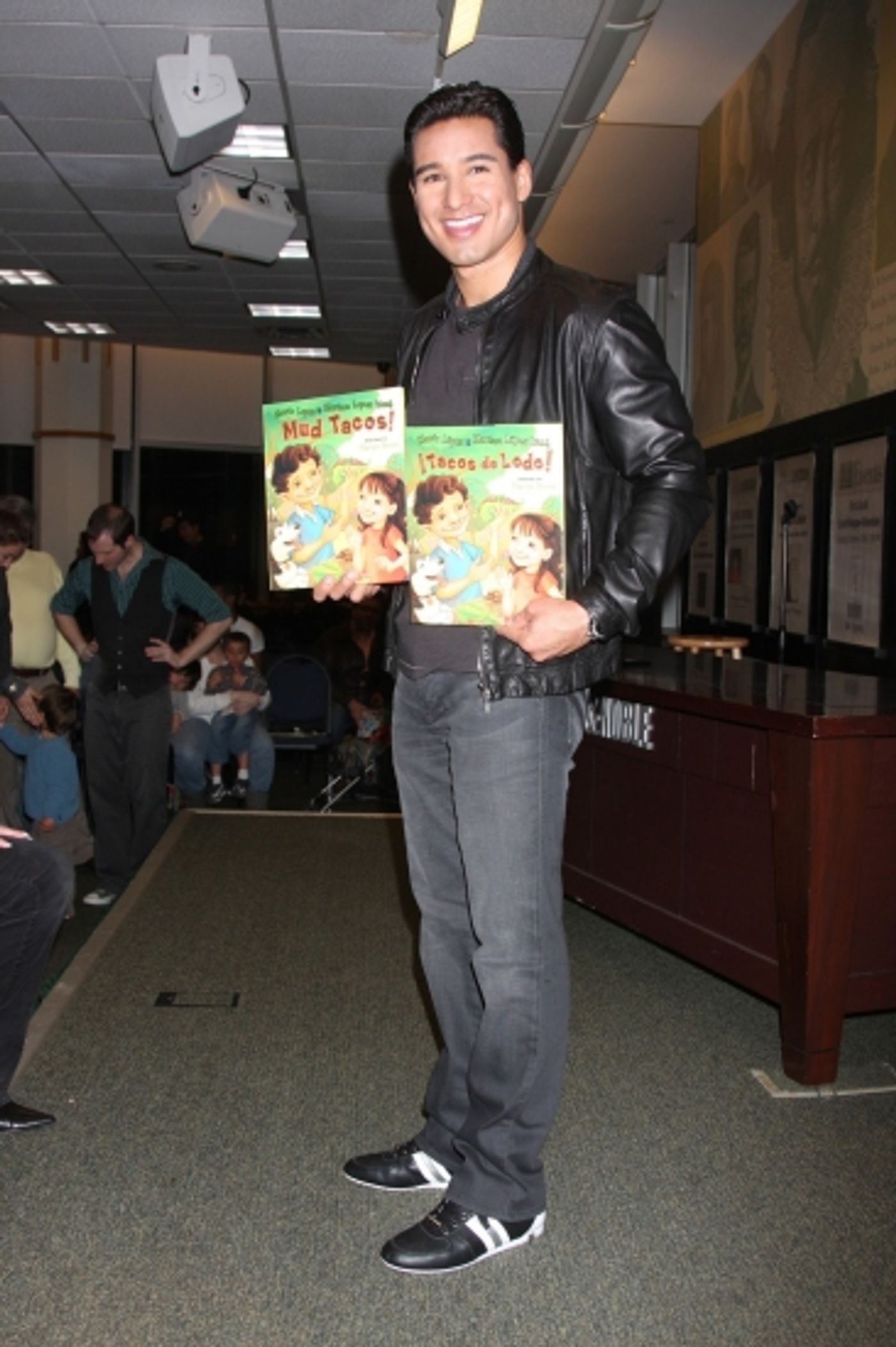Photo Flash: Mario Lopez Celebrates 'Mud Tacos' at Barnes & Noble  Image