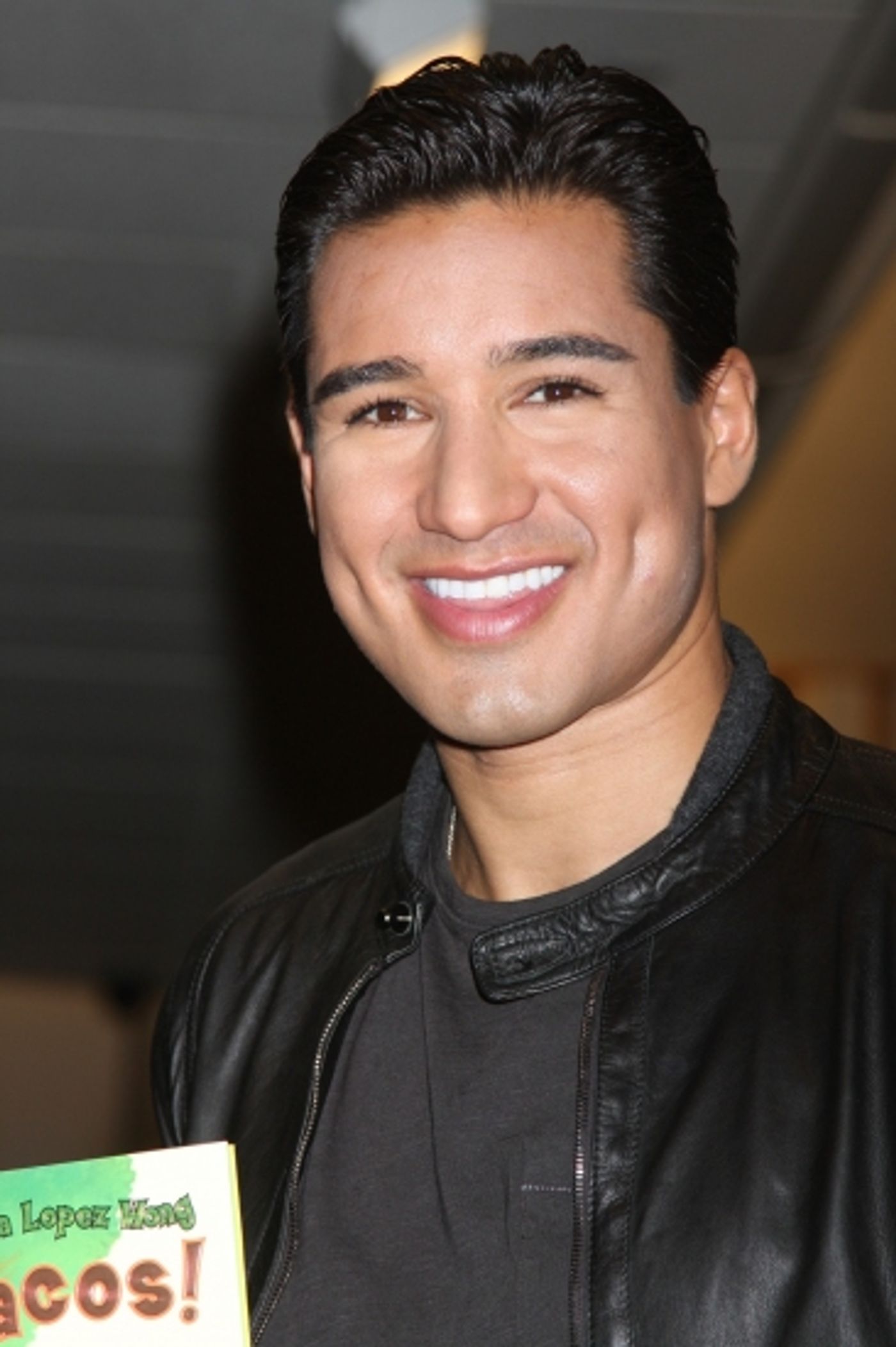 Photo Flash: Mario Lopez Celebrates 'Mud Tacos' at Barnes & Noble  Image