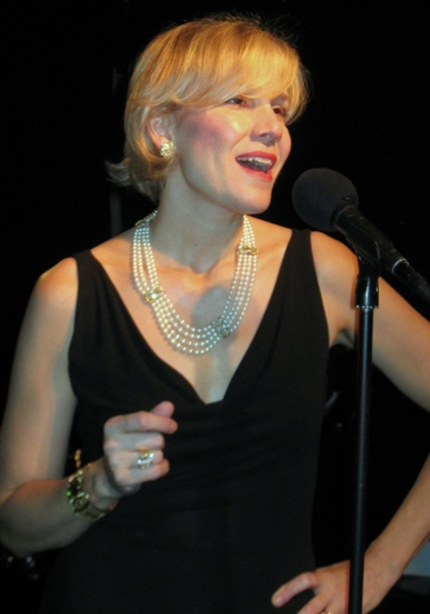 Photo Preview: Stevie Holland's LOVE, LINDA Photo Preview: Stevie Holland's LOVE, LINDA Image