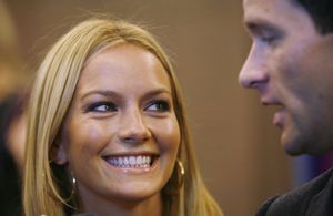 Becki Newton and Chris Diamantopoulos Photo