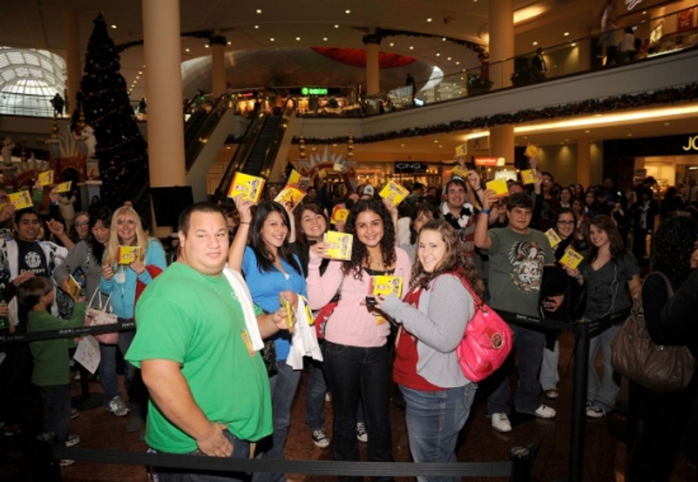 Photo Flash: GLEE Cast CD Signing at Garden City's Roosevelt Field Mall Photo Flash: GLEE Cast CD Signing at Garden City's Roosevelt Field Mall Image