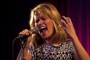 Lauren Kennedy Photo