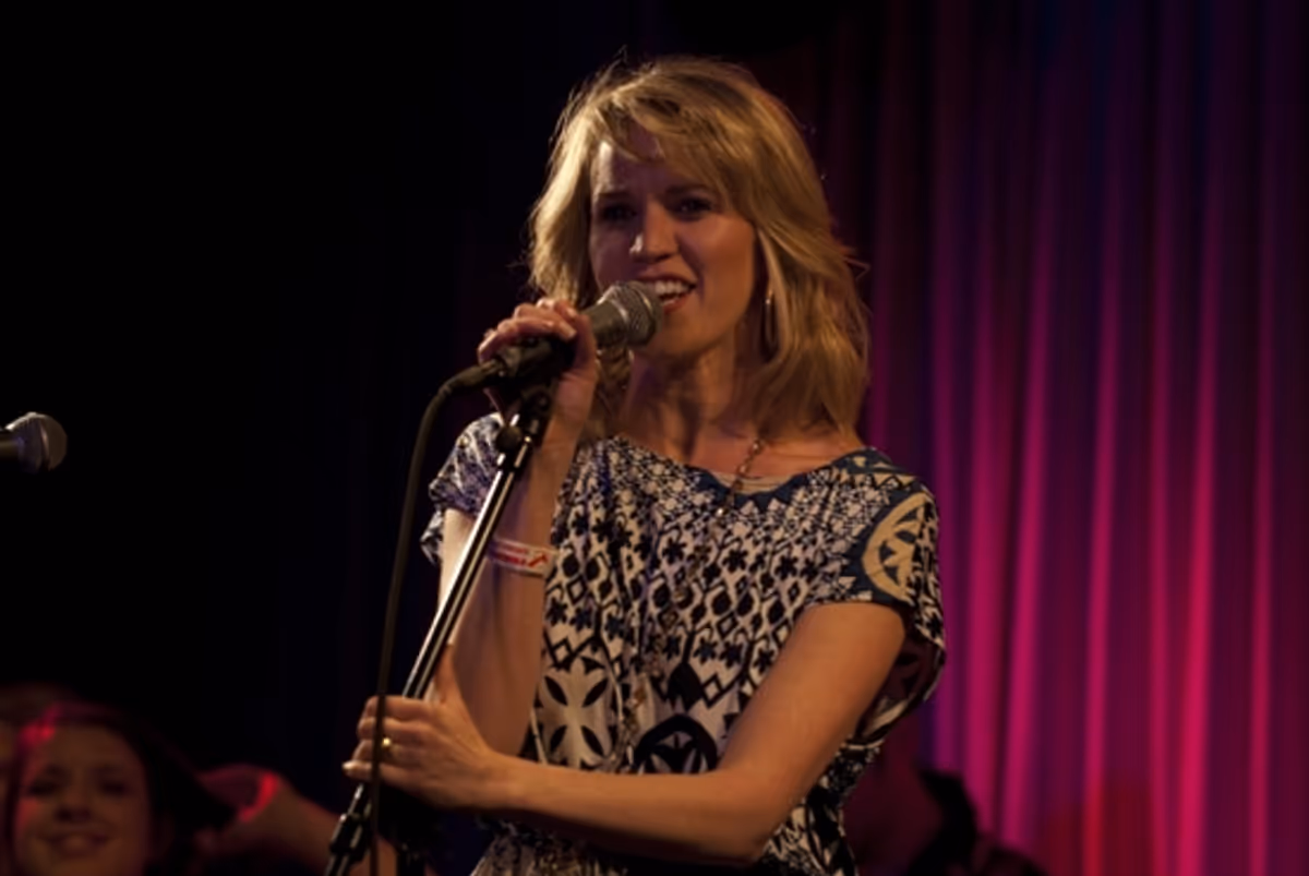 Lauren Kennedy at 