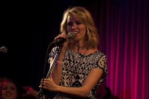 Lauren Kennedy Photo