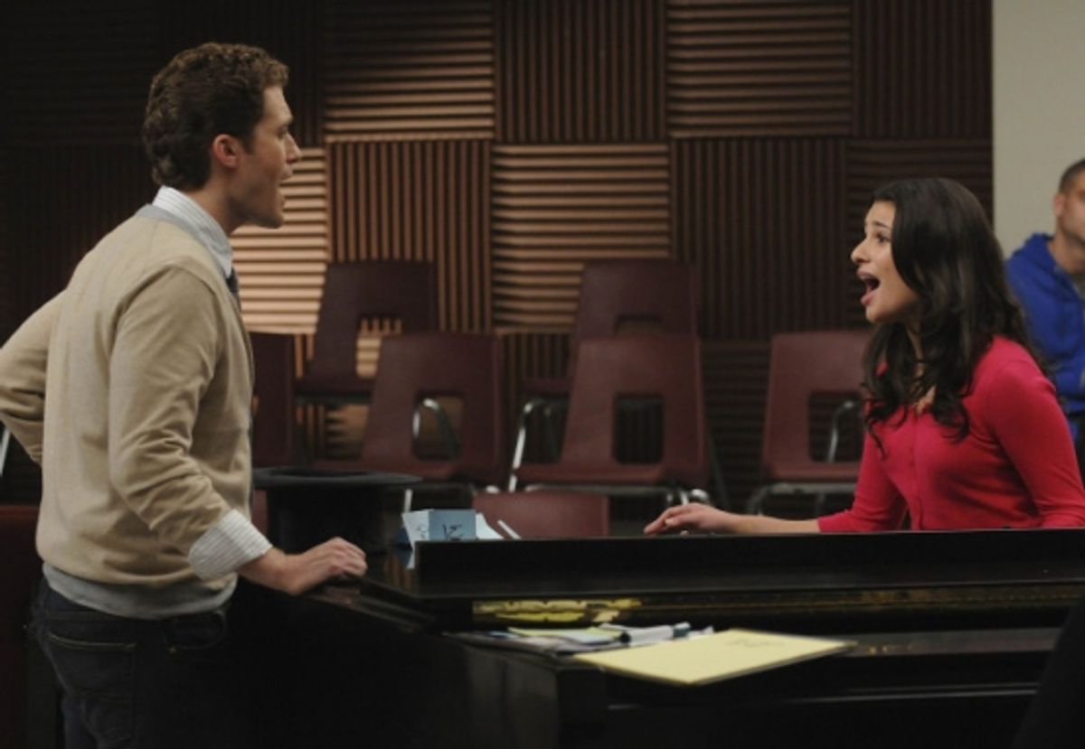 Will (Matthew Morrison, L) and Rachel (Lea Michele, R) sing a duet in class at 