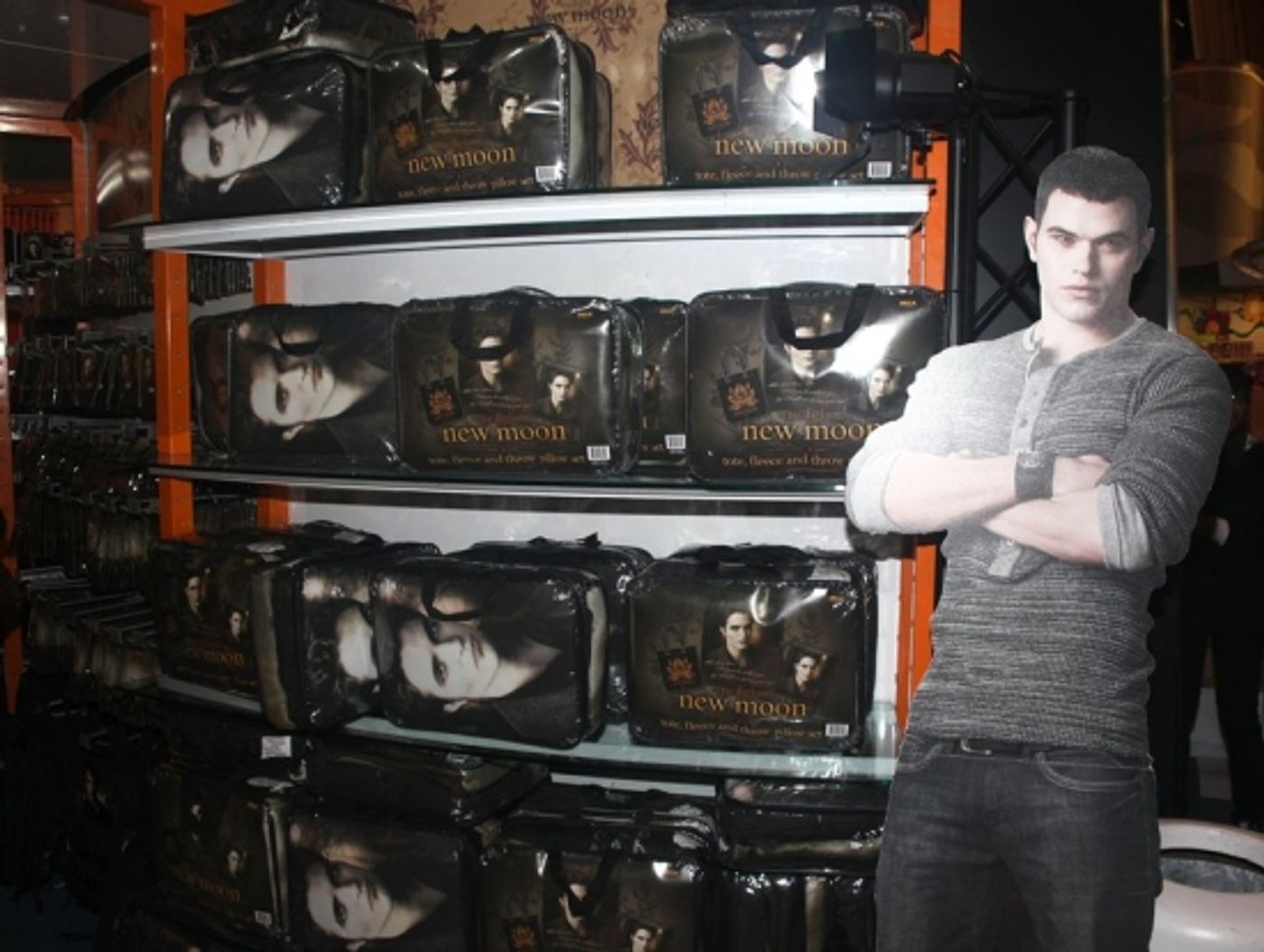 Photo Coverage: 'TWILIGHT: New Moon' Stars Nikki Reed and Kellan Lutz Visit Toys R Us Photo Coverage: 'TWILIGHT: New Moon' Stars Nikki Reed and Kellan Lutz Visit Toys R Us Image