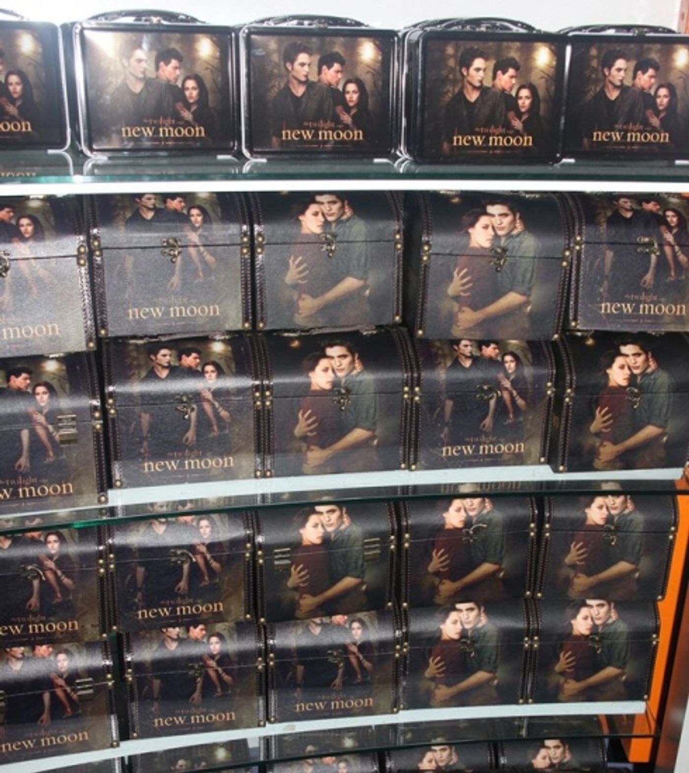 Photo Coverage: 'TWILIGHT: New Moon' Stars Nikki Reed and Kellan Lutz Visit Toys R Us Photo Coverage: 'TWILIGHT: New Moon' Stars Nikki Reed and Kellan Lutz Visit Toys R Us Image