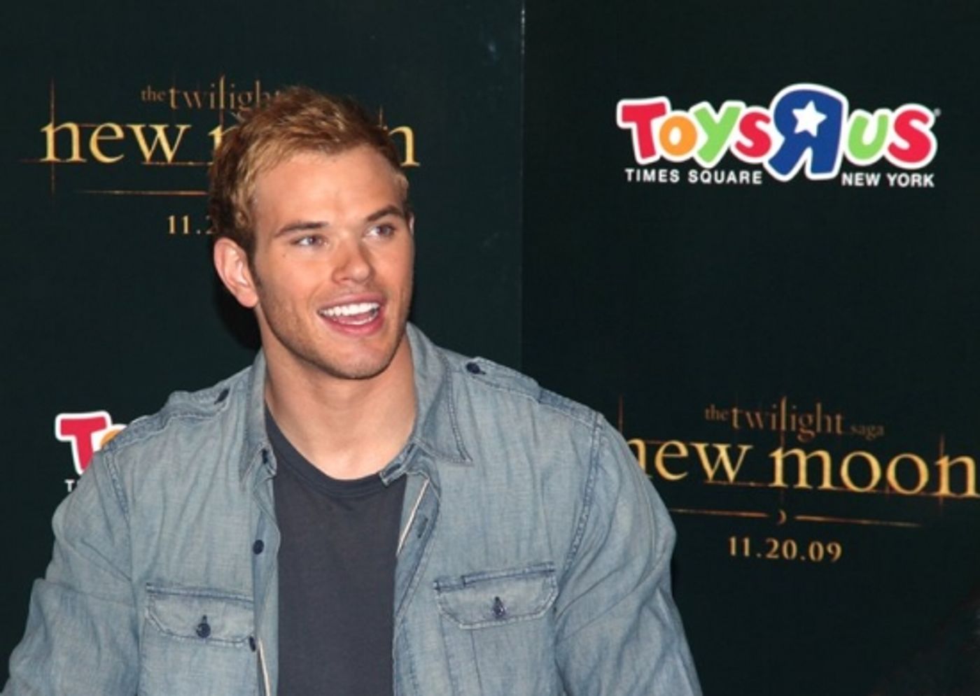 Photo Coverage: 'TWILIGHT: New Moon' Stars Nikki Reed and Kellan Lutz Visit Toys R Us  Image
