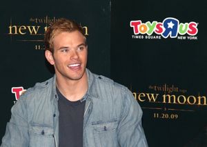 Kellan Lutz @ BroadwayWorld Kellan Lutz Photo