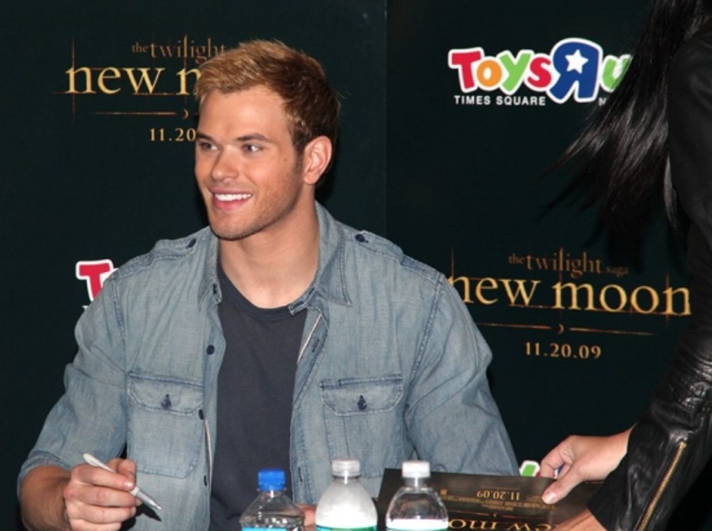 Photo Coverage: 'TWILIGHT: New Moon' Stars Nikki Reed and Kellan Lutz Visit Toys R Us  Image