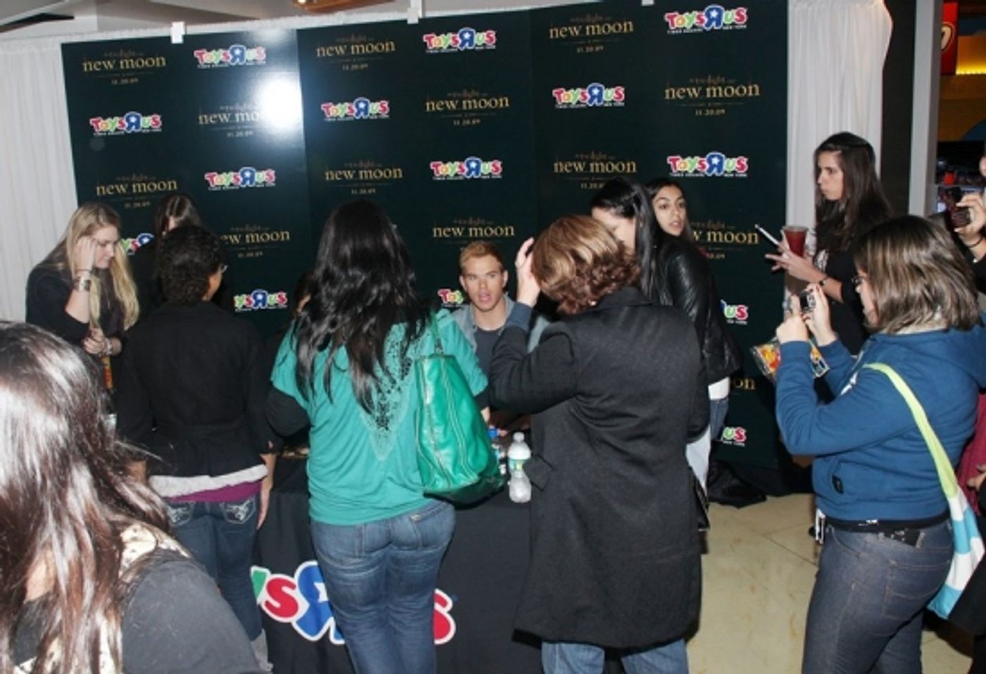 Photo Coverage: 'TWILIGHT: New Moon' Stars Nikki Reed and Kellan Lutz Visit Toys R Us  Image