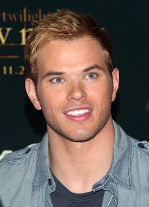 Kellan Lutz @ BroadwayWorld Kellan Lutz Photo