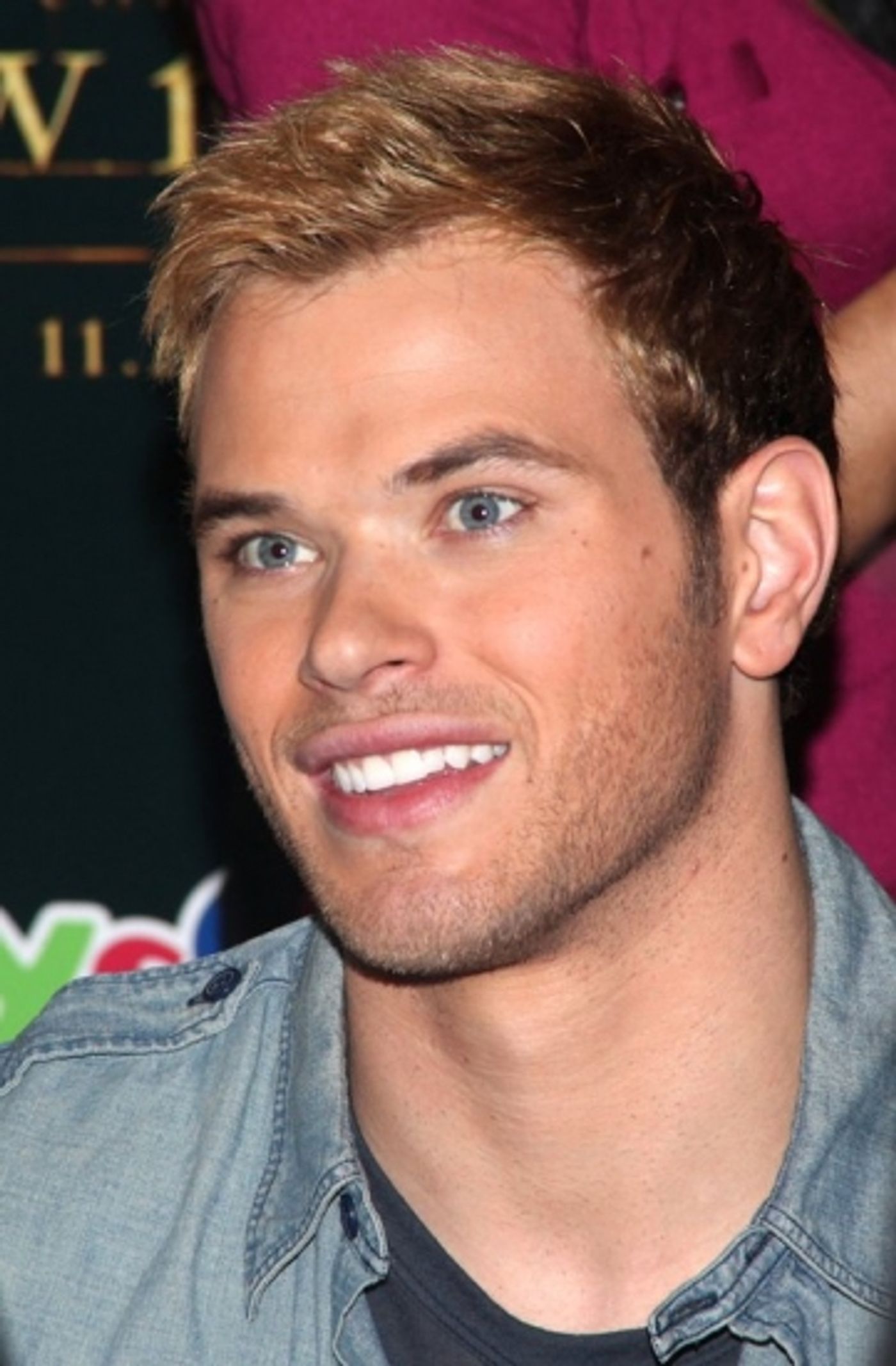 Photo Coverage: 'TWILIGHT: New Moon' Stars Nikki Reed and Kellan Lutz Visit Toys R Us  Image