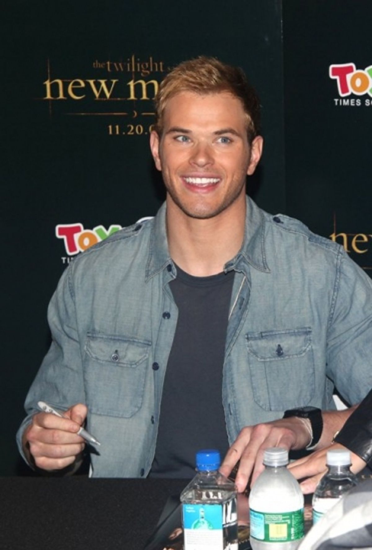 Kellan Lutz at 'TWILIGHT: New Moon' Stars Nikki Reed and Kellan Lutz Visit Toys R Us