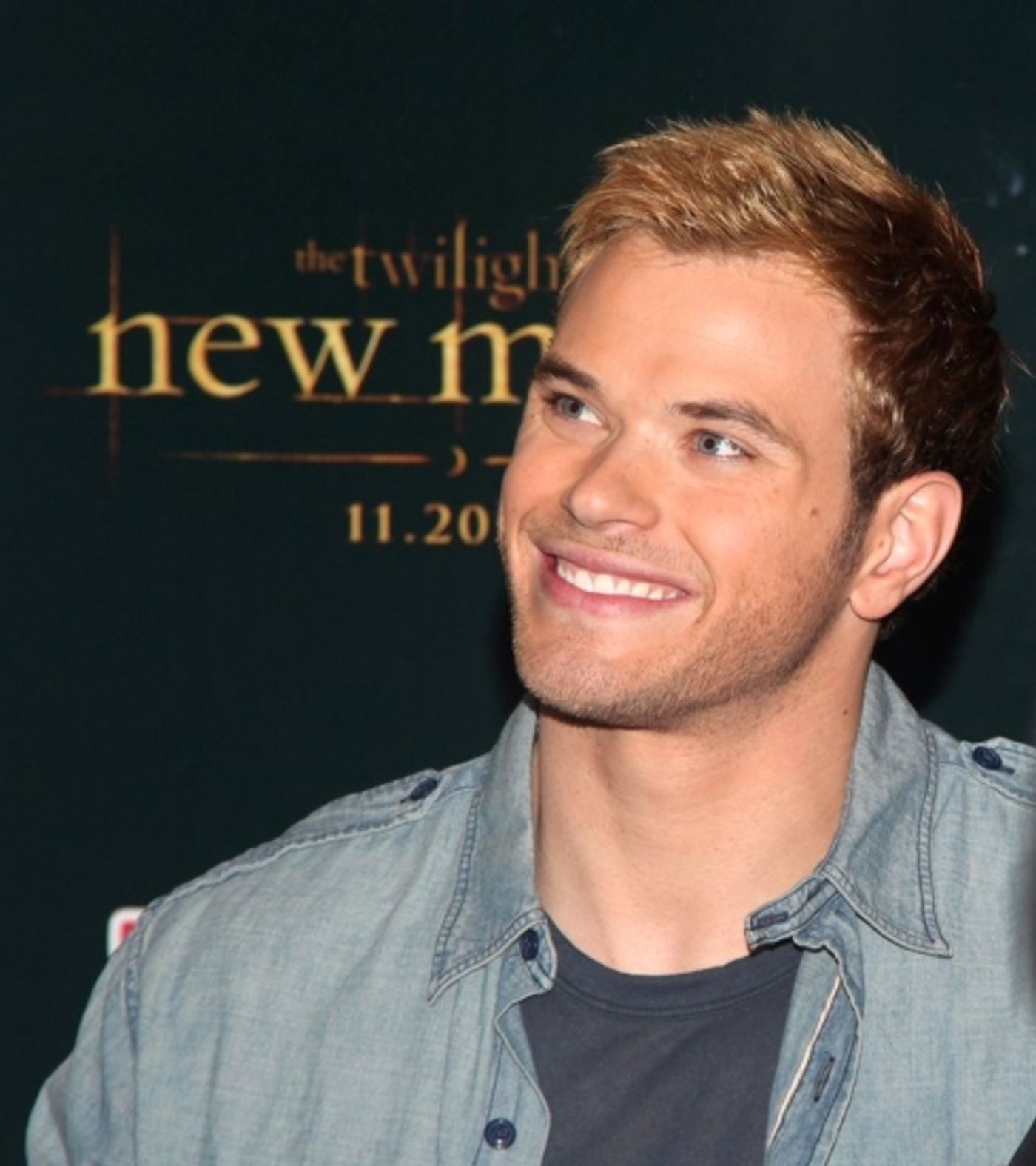 Photo Coverage: 'TWILIGHT: New Moon' Stars Nikki Reed and Kellan Lutz Visit Toys R Us  Image