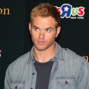 Kellan Lutz @ BroadwayWorld Kellan Lutz Photo