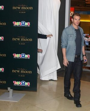 Kellan Lutz @ BroadwayWorld Kellan Lutz Photo