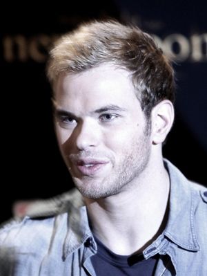 Kellan Lutz @ BroadwayWorld Kellan Lutz Photo