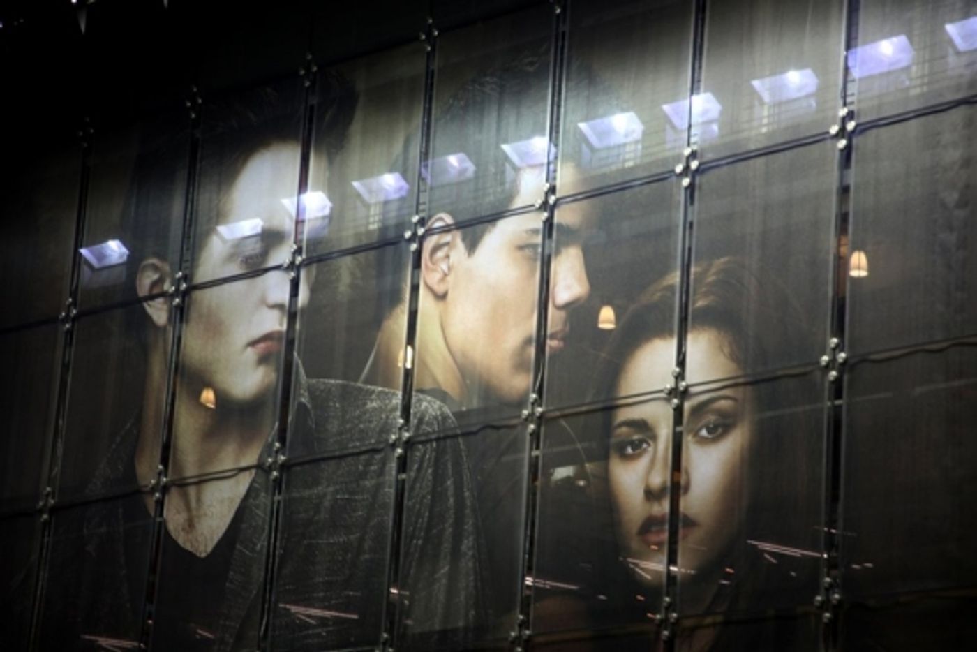 Photo Coverage: 'TWILIGHT: New Moon' Stars Nikki Reed and Kellan Lutz Visit Toys R Us Photo Coverage: 'TWILIGHT: New Moon' Stars Nikki Reed and Kellan Lutz Visit Toys R Us Image